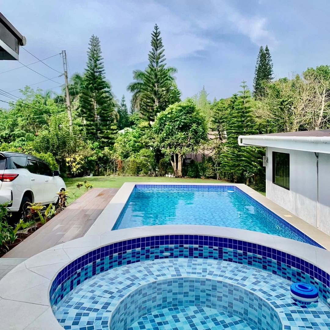 Kalmea Selah private swimming pool framed by lush trees